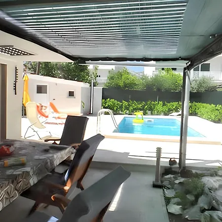 Apartment Comfortable In Kastel Novi Shared Pool 47m²